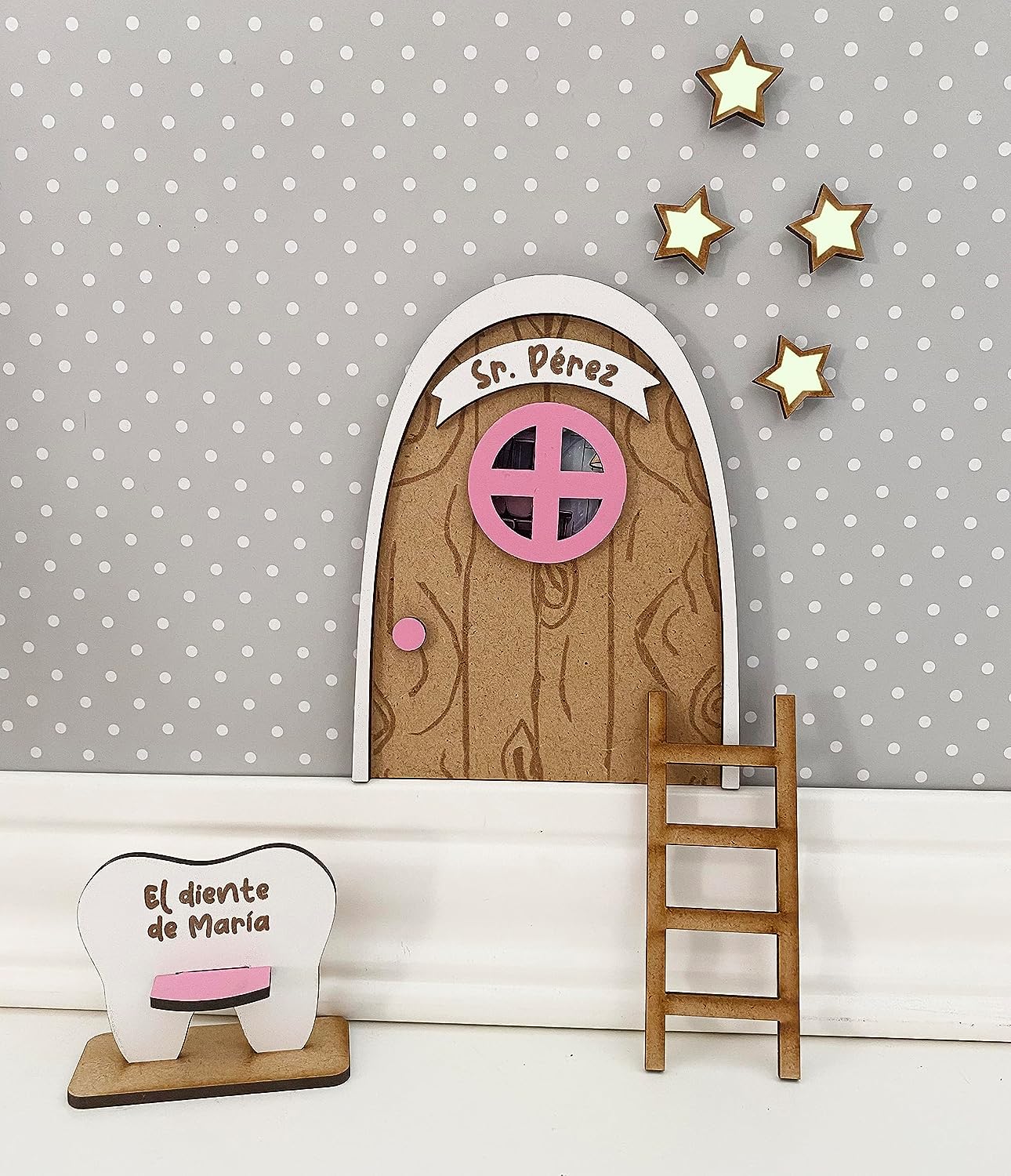 Puerta de ratoncito perez personalizado en madera, repisa para el diente,  escalera y estrellas luminosas en la oscuridad - La aldea de betty